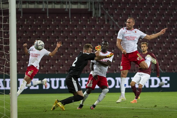 Sion�s midfielder Pajtim Kasami, right, scores the 1:1 against Servette&#039;s goalkeeper Jeremy Frick, during the Super League soccer match of Swiss Championship between Servette FC and FC Sion, at t ...