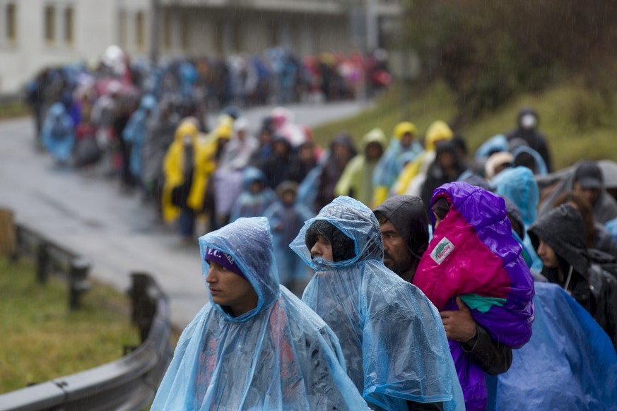 Fluechtlinge auf dem Weg in das Sammelzentrum an der Slowenisch-Oesterreichischen Grenze im Gebiet von Spielfeld am Samstag, 21. November 2015. Regenwetter und sinkende Temperaturen stellen auch die E ...