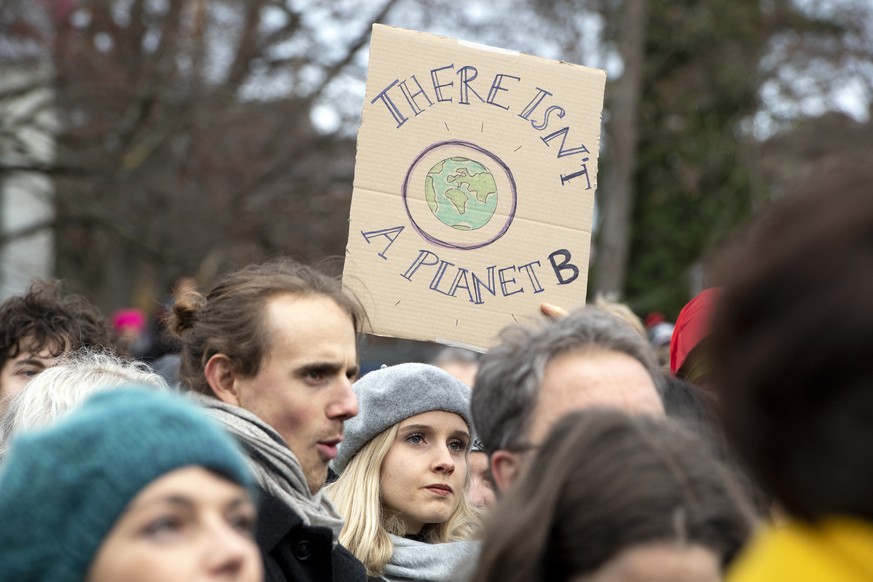 Menschen demonstrieren mit Plakaten waehrend eines Klima-Marsches, am Samstag, 8. Dezember 2018 in Bern. Die Demonstranten rufen die Schweizer Politik zu mehr Engagement im Kampf gegen den Klima-Wande ...
