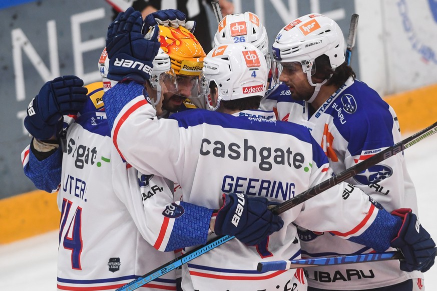 Zurich&#039;s Top Scorer Denis Hollenstein, in the center, celebtate with teammate the 0-1 goal against Lugano�s goalkeeper Niklas Schlegel ,during the preliminary round game of National League (NLA)  ...
