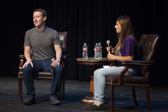 Facebook-Chef Marc Zuckerberg diskutiert an der Sequoia High School&nbsp;mit Studenten.&nbsp;