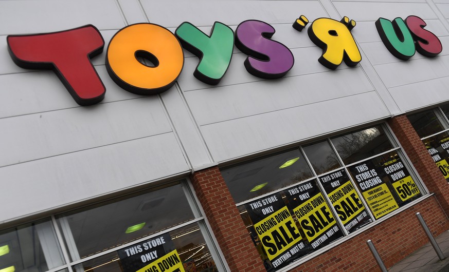 epa06569862 (FILE) - A store logo outside a closing Toys R Us store in London, Britain, 09 February 2018. Reports on 28 February 2018 state that Toys R Us UK has gone into administration, putting at r ...
