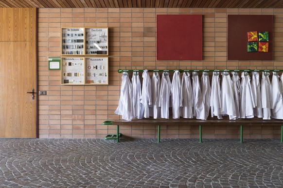 ARCHIVBILD ZU EINEM FALL VON TUBERKULOSE AN DER PRIMARSCHULE SUHR, AM FREITAG, 6. SEPTEMBER 2019 - Protective clothing in the corridor of the Sereal schoolhouse of the Public School Suhr, Canton of Aa ...