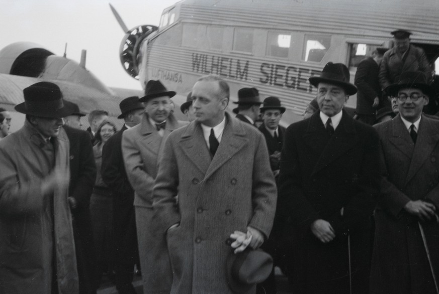 Der Besuch von Sonderbotschafter Joachim von Ribbentrop (Mitte) in London am 18.3.1936. Die Person ganz rechts im Bild ist mit grosser Wahrscheinlichkeit Gottfried von Nostitz.
https://www.e-pics.ethz ...