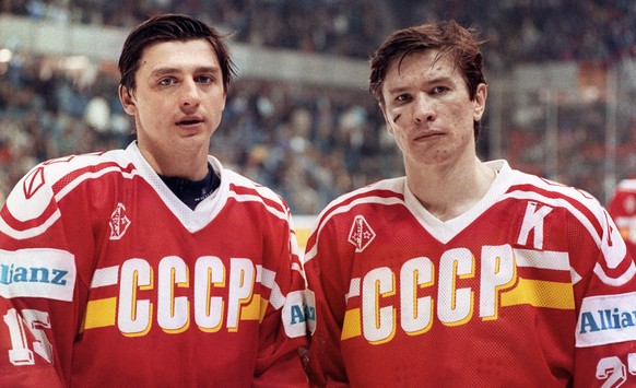 Die beiden sowjetischen Spieler Wjatscheslaw Bykow, rechts, und Andrej Chomutow, links, posieren im Mai 1990 im Eisstadion Allmend in Bern bei einem Spiel der Eishockey-Weltmeisterschaft. (KEYSTONE/St ...