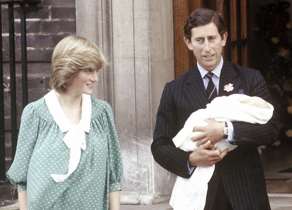 ZUM 20. TODESTAG VON PRINZESSIN DIANA AM DONNERSTAG, 31. AUGUST 2017, STELLEN WIR IHNEN FOLGENDES BILDMATERIAL ZUR VERFUEGUNG - In this June 22, 1982 photo Britain&#039;s Prince Charles, Prince of Wal ...