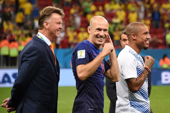 Holland verlässt die WM doch noch mit einem Lächeln: Trainer Louis Van Gaal, Arjen Robben und Nigel de Jong.