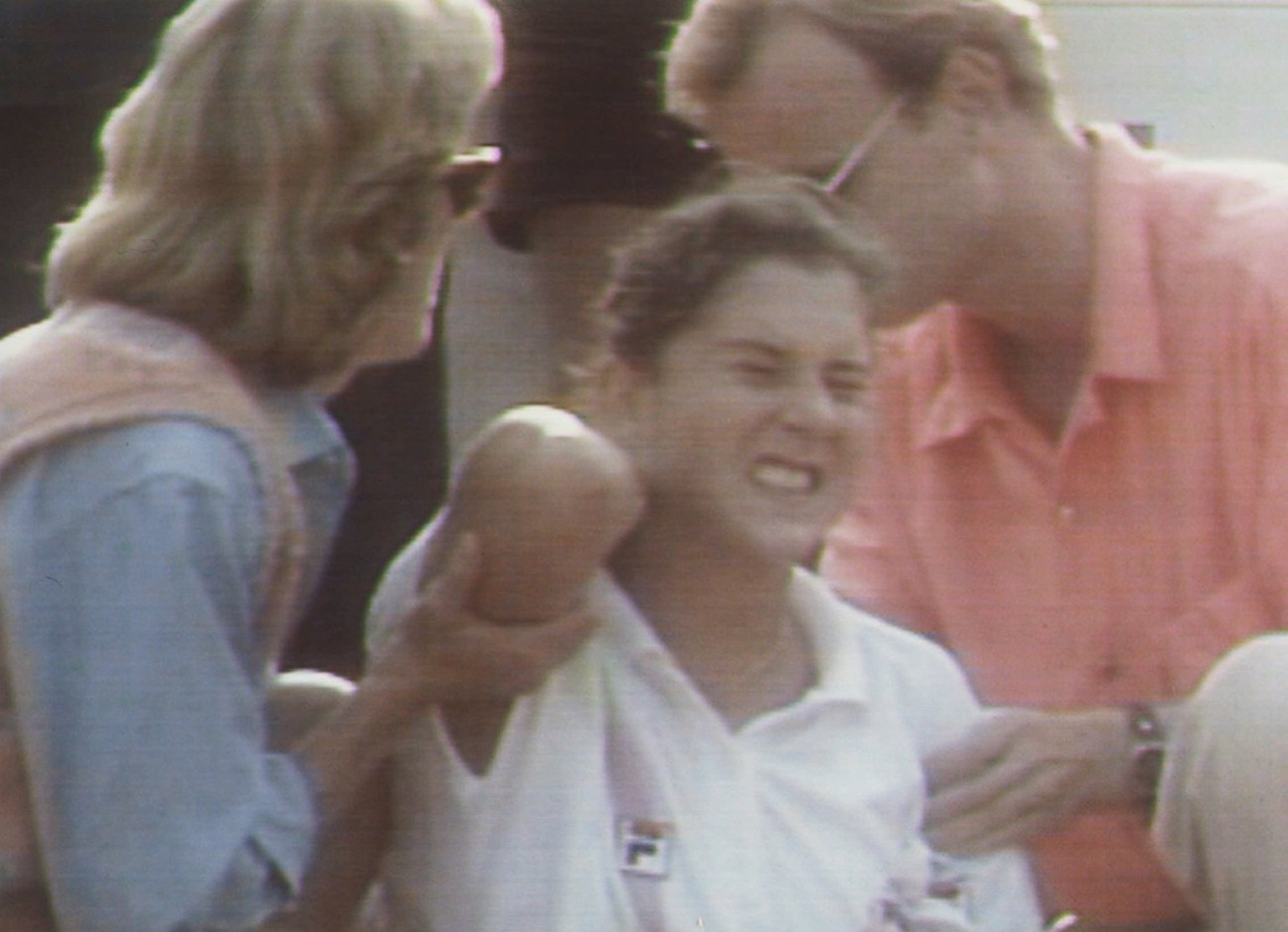 Die Tennisspielerin Monica Seles tastet mit schmerzverzerrtem Gesicht nach einer Wunde, die ihr kurz zuvor bei einem Messerstecher-Attentat zugefuegt wurde (Aufnahme vom 30. April 1993 in Hamburg). Da ...
