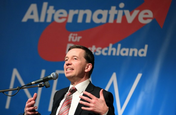 epa04642745 Leader of Alternative for Germany (AfD) Bernd Lucke speaks at the 8th National Congress of the AfD-NRW in the town hall in Kamen, Germany, 01 March 2015. The eurosceptic Alternative for Ge ...