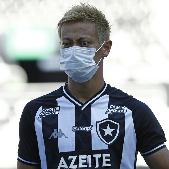 Japan&#039;s Keisuke Honda of Brazil&#039;s Botafogo wears a mask before a Carioca Championship soccer match against Bangu in Rio de Janeiro, Brazil, Sunday, March 15, 2020. The match was played in an ...