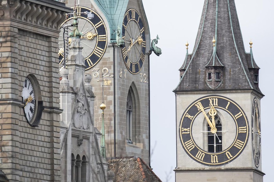 Die groesste Kirchenuhr Europas der Kirche St. Peter zeigt anlaesslich des Klimaschutzes auf fuenf vor Zwoelf, aufgeommen am Dienstag, 12. Maerz 2019 in Zuerich. (KEYSTONE/Ennio Leanza)