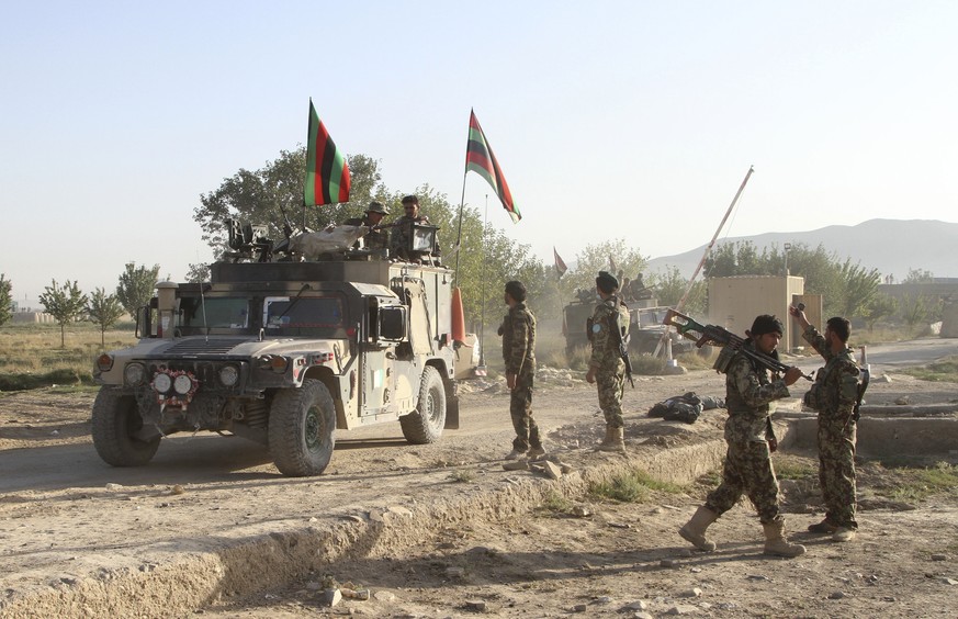 Machtlos gegen die wiederkehrenden Taliban-Angriffe: Sicherheitskräfte rund um das überfallene Gefängnis.