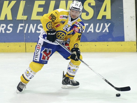 Davos&#039; Josef Marha, of Czech Republic, controls the puck, during the game of National League A (NLA) Swiss Championship between EHC Biel-Bienne and HC Davos, at the ice stadium Eisstadium Biel, i ...