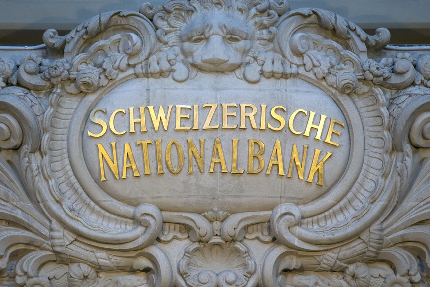 ARCHIV --- ZUR GELDPOLITISCHEN LAGEBEURTEILUNG DER SNB STELLEN WIR IHNEN FOLGENDES BILD ZUR VERFUEGUNG --- The Logo of the the Swiss National Bank, SNB, photographed Thursday, 15 January 2015, in Bern ...