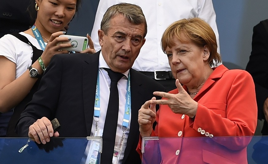 Niersbach mit Kanzlerin Merkel beim WM-Startspiel gegen Portugal.