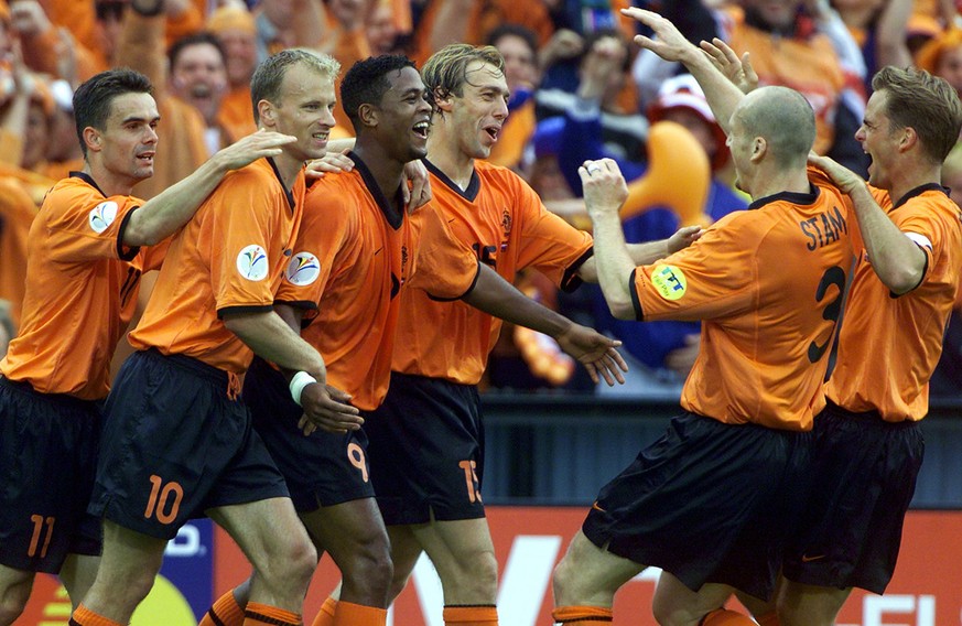 Patrick Kluivert of The Netherlands, 3rd left, celebrates his 2nd goal with teammates, from left: Marc Overmars, Dennis Bergkamp, Paul Bosvelt, Jaap Stam and Frank De Boer during the EURO 2000 Soccer  ...