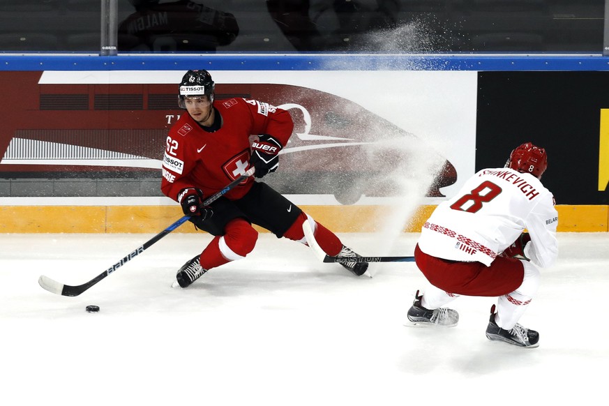 epa05954975 Denis Malgin (L) of Switzerland in action against Ilia Shinkevich of Belarus during the IIHF Ice Hockey World Championship 2017 group B preliminary round game between Switzerland and Belar ...