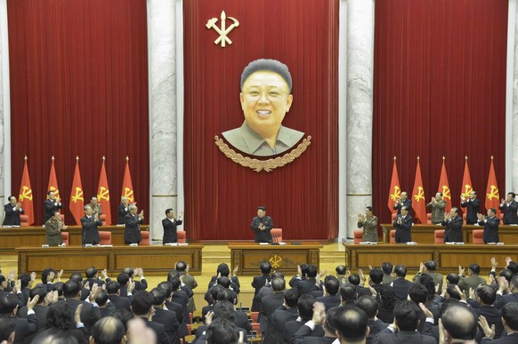 Kim Jong Un bekommt Applaus von seinen Genossen.