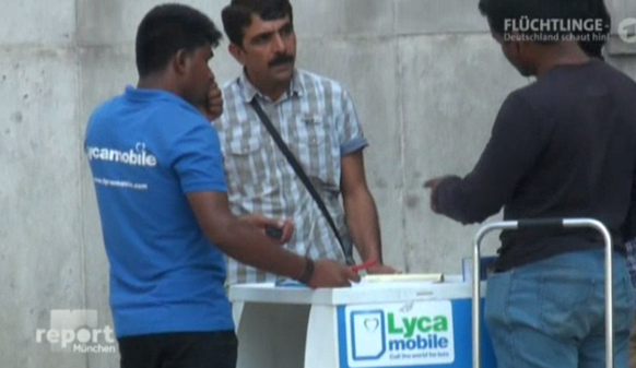 In Mailand verkaufen Lyca-Mitarbeiter Flüchtlingen SIM-Karten auf der Strasse.&nbsp;