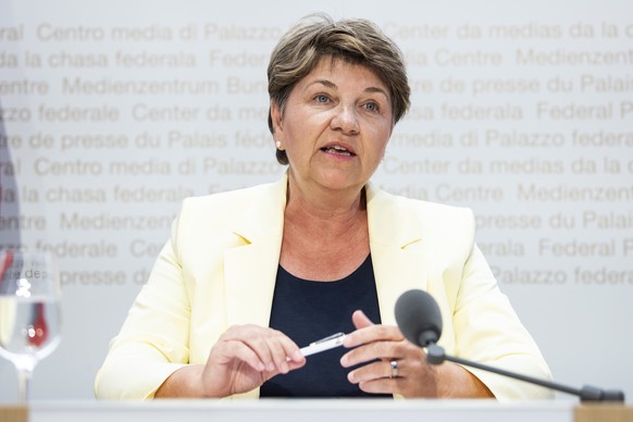 Bundesraetin Viola Amherd aeussert sich an einer Medienkonferenz zur Verbesserung der Ablaeufe bei den Ruestungsbeschaffungen im VBS, am Montag,15. Juni 2020, in Bern. (KEYSTONE/Peter Schneider)