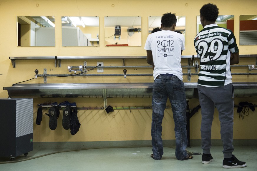 Zwei Asylsuchende in der Zivilschutzanlage in Dagmersellen.
