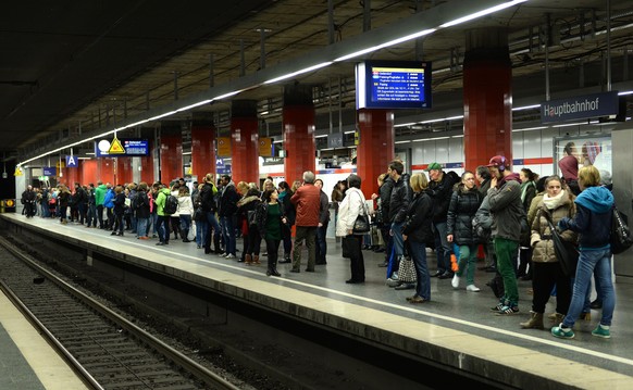 Münchner Pendler warten vergebens auf einen Zug.