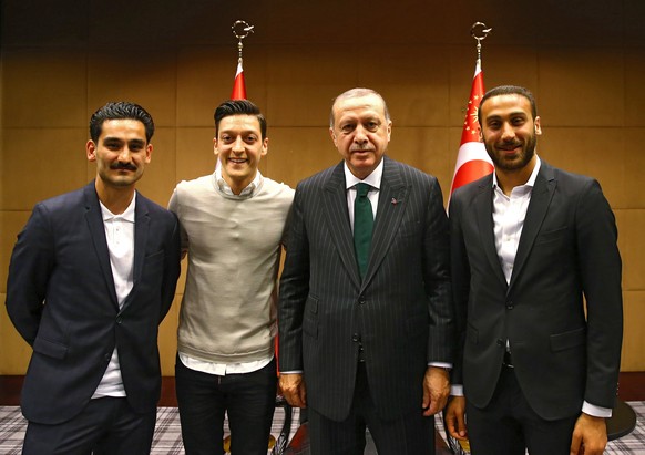epa06735493 A handout photo made available by the Turkish Presidential Press Office shows Turkish President Recep Tayyip Erdogan (2-R) posing with soccer players Everton&#039;s Cenk Tosun (R), Manches ...