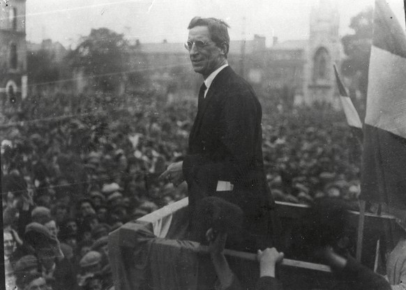 Dev. Anti-Conscription Rally, 1918 
bild: https://www.flickr.com/photos/nlireland/37513777630/ national library of ireland