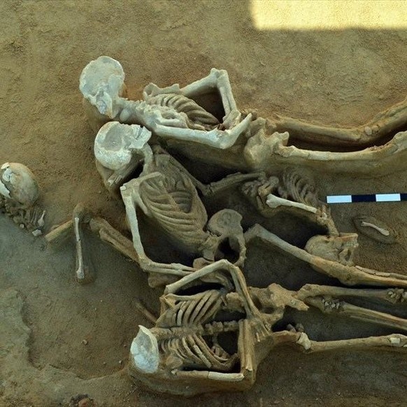 Skelette in einem Massengrab in Phaleron, 632 v.Chr.