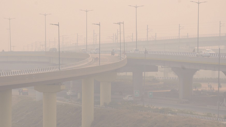 epa07149869 Traffic moves through heavy smog one day after the Diwali festival in New Delhi, India, 08 November 2018. Indian court imposed restrictions on the sale and use of firecrackers in a bid to  ...