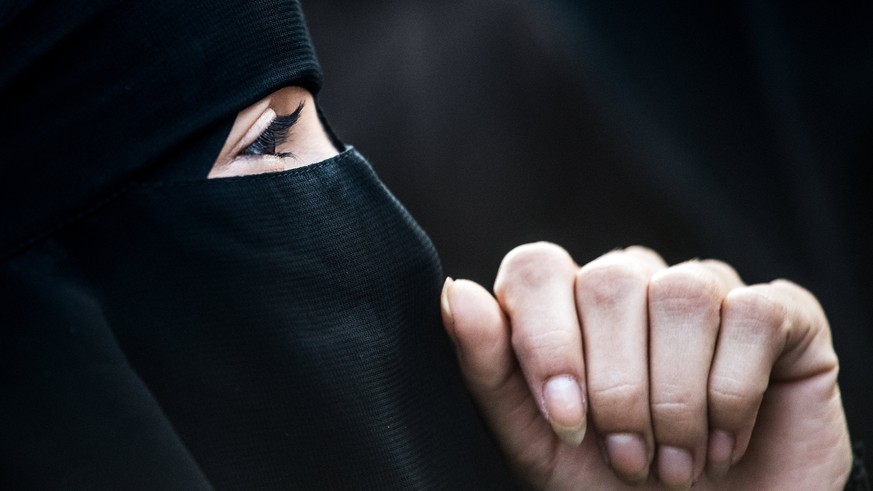 epaselect epa06238383 A protestor wears a niqab during a demonstration against a full-face veil ban in Vienna, Austria, 01 October 2017. The new law bans full-face veils in public places from 01 Octob ...
