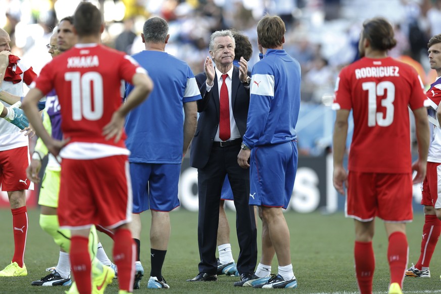 ARCHIV --- ZUM LETZTEN SPIEL VON OTTMAR HITZFELD ALS SCHWEIZER NATIONALTRAINER STELLEN WIR IHNEN FOLGENDES BILD AUS SEINER AMTSZEIT ZUR VERFUEGUNG --- Swiss head coach Ottmar Hitzfeld reacts after the ...