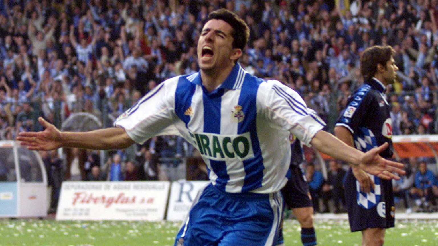 Deportivo La Coruna&#039;s Dutch player Makaay celebrates his team&#039;s second goal against RCD Espanol on the last day of the Spanish league championship in La Coruna, northern Spain Friday, May 19 ...