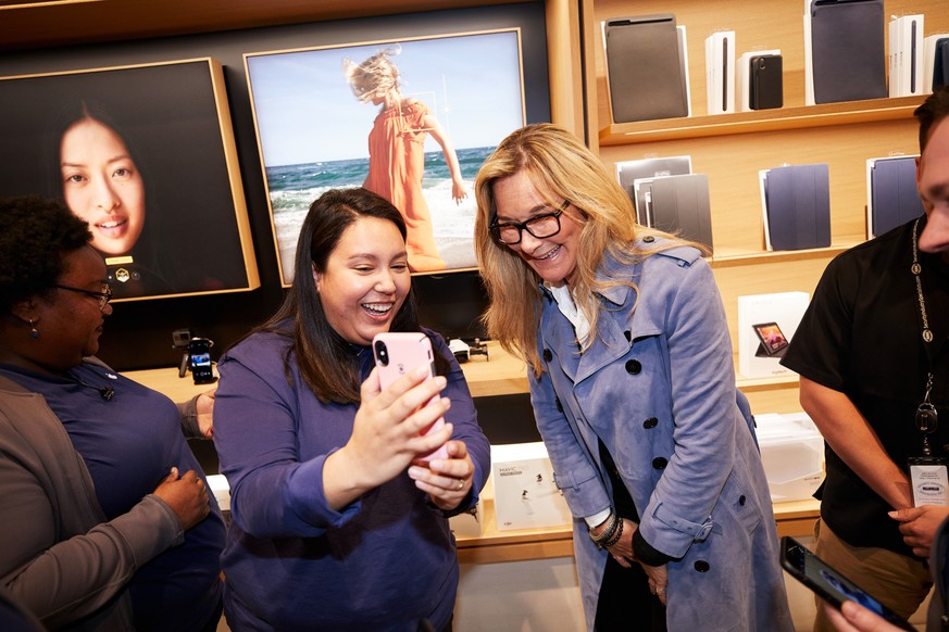 Strahlen für die Kamera: Angela Ahrendts besuchte eine «Today at Apple»-Session bei Apple Michigan Avenue.