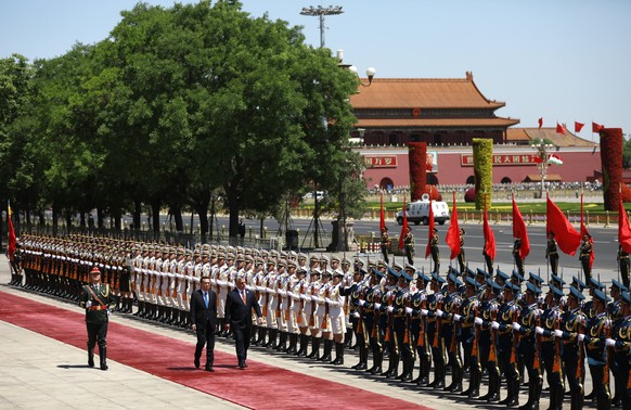 epaselect epa05960636 Hungarian Prime Minister Vitor Orban (C)and Chinese Premier Li Keqiang (2-L) review honor guards during a welcome ceremony at the Great Hall of the People in Beijing, China, 13 M ...