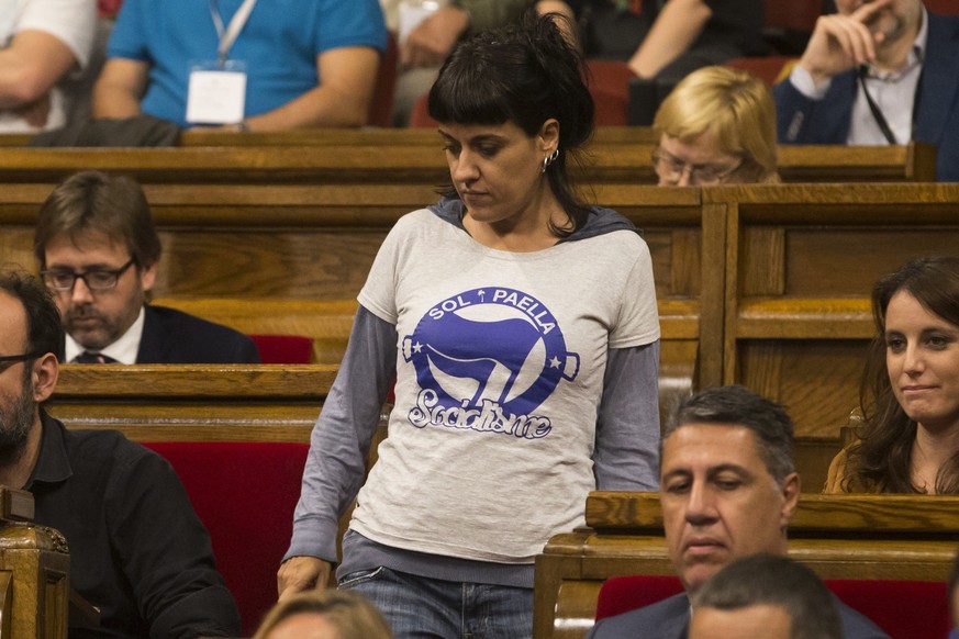 epa06291315 Pro-Catalan independence &#039;Popular Unity Candidacy&#039; (CUP) party member of Parliament Anna Gabriel (C) reacts during the Catalan Parliament session, in Barcelona, northeastern Spai ...