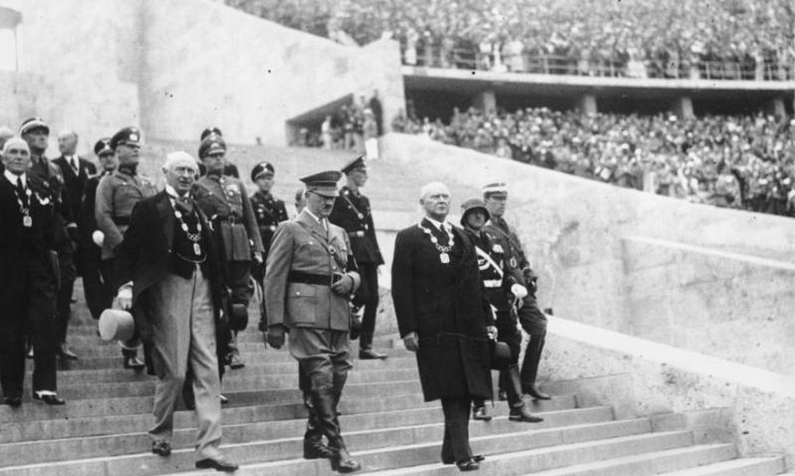 Der Führer bei der Eröffnungsfeier im Berliner Olympiastadion: Hitler mit IOC-Präsident Graf Baillet-Latour (links) und OK-Präsident Lewald.