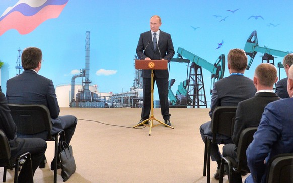 epa04912063 Russian President Vladimir Putin (C) addresses delegates of oil producers as part of the Far East Economic Forum, on Russkiy island outside Vladivostok, Primorskiy area, Russia, 04 Septemb ...