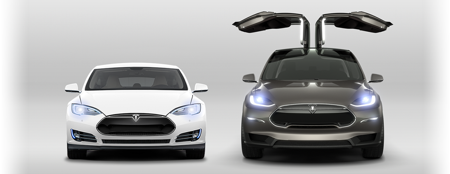 Model S (links) und Model X:&nbsp;Charakteristisch für den neuen Tesla sind seine Flügeltüren.