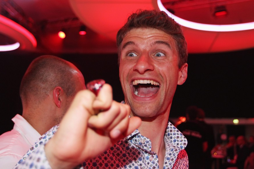 epa05307150 A picture made available on 15 May 2016 shows Bayern Munich&#039;s Thomas Mueller (C) smiles with his Championship ring during the FC Bayern Muenchen Bundesliga Champions Dinner at the Pos ...
