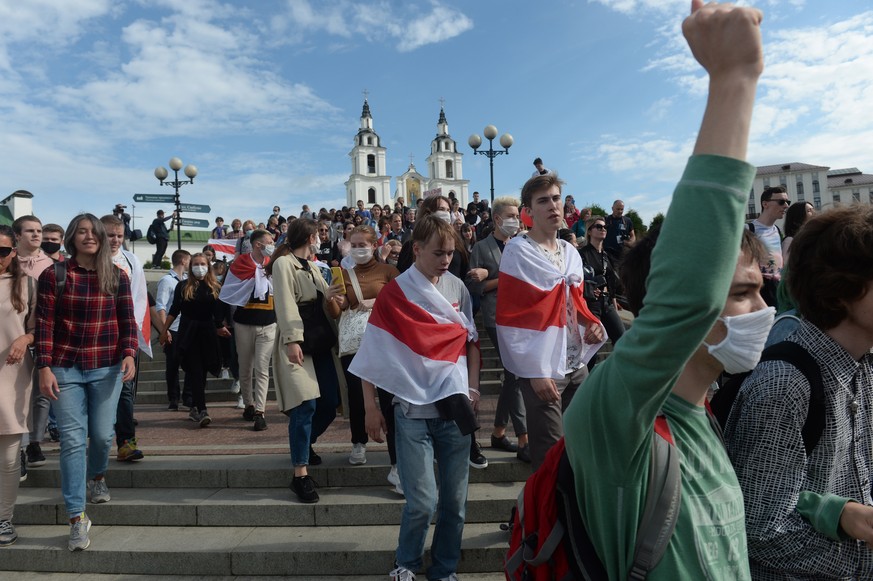 epa08639430 Belarus students march with the opposition flags to show their solidarity with political prisoners in Minsk, Belarus, 01 September 2020. Belarusian students marked the beginning of a new s ...