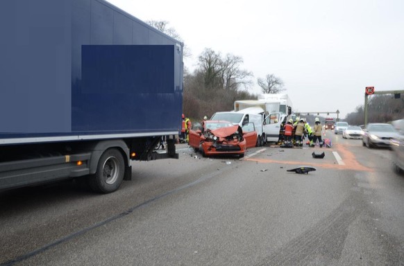 Auffahrkollision mit sechs beteiligten Fahrzeugen: fünf Personen verletzt


Muttenz BL/Autobahn A2. Auf der Autobahn A2, zwischen dem Schweizerhallentunnel und der Verzweigung Hagnau, in Fahrtrichtung ...