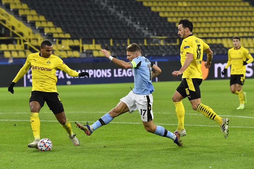 Lazio&#039;s Ciro Immobile, center, attempts a shot at goal in front of Dortmund&#039;s Manuel Akanji, left, and Dortmund&#039;s Mats Hummels during the Champions League, Group F, soccer match between ...