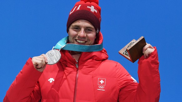 epa06532119 Silver medal winner Beat Feuz of Switzerland during the medal ceremony for the men&#039;s Alpine Super-G competition at the PyeongChang 2018 Olympic Games, South Korea, 16 February 2018. E ...
