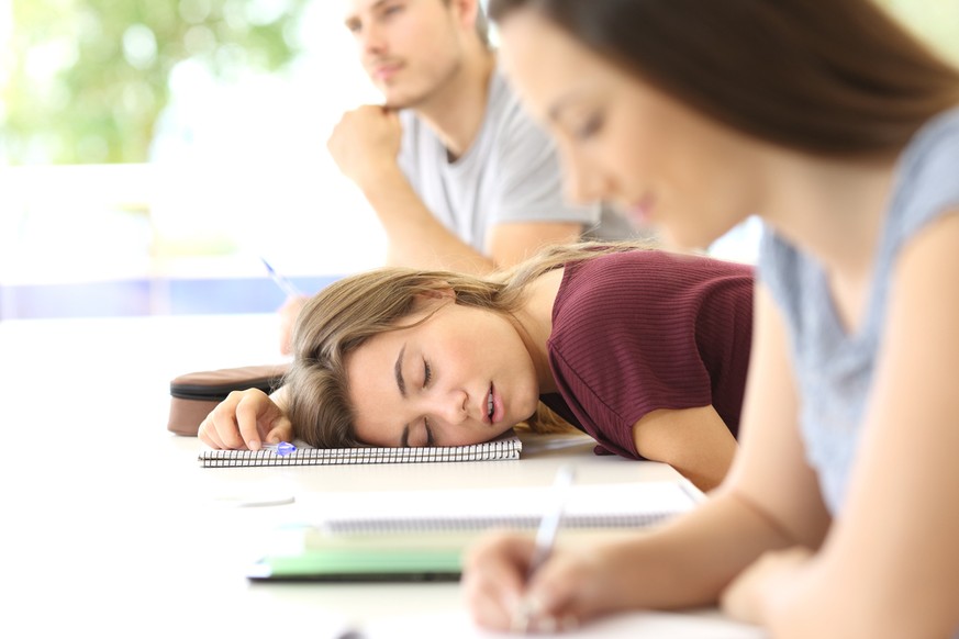 Müde Jugendliche in der Schule (Symbolbild)