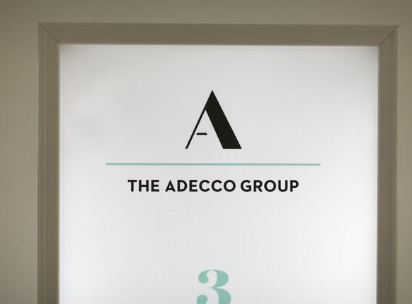 ARCHIVBILD ZU DEN QUARTALSZAHLEN VON ADECCO --- Logo at a door of a meeting room at the headquarters of staffing firm Adecco Group in Zurich, Switzerland, on September 15, 2017. (KEYSTONE/Gaetan Bally ...