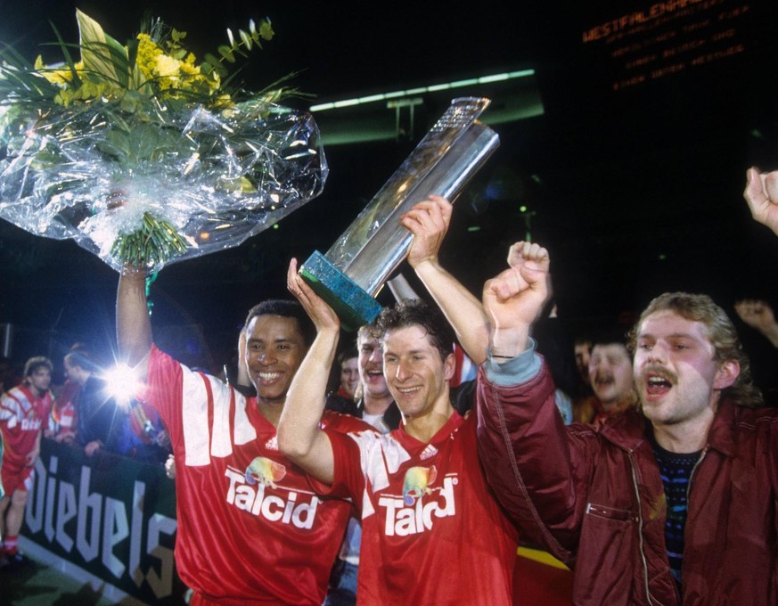 Bildnummer: 08581221 Datum: 06.01.1994 Copyright: imago/Claus Bergmann
Paulo Sergio (li.) und Franco Foda (beide Bayer 04 Leverkusen) feiern mit den Fans den Erfolg beim Hallenmasters 1994 in Dortmund ...
