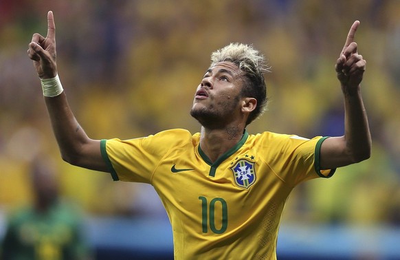 epa04276100 Neymar of Brazil celebrates after scoring a goal during the FIFA World Cup 2014 group A preliminary round match between Cameroon and Brazil at the Estadio Nacional in Brasilia, Brazil, 23  ...