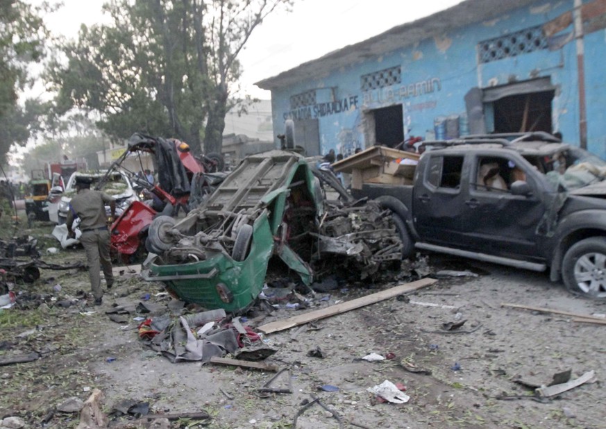 epa06295361 Emergency services rush at the scene of a car bomb attack in Mogadishu, Somalia, 28 October 2017. At least ten people were killed in two suicide car bomb attacks for which extremist group  ...