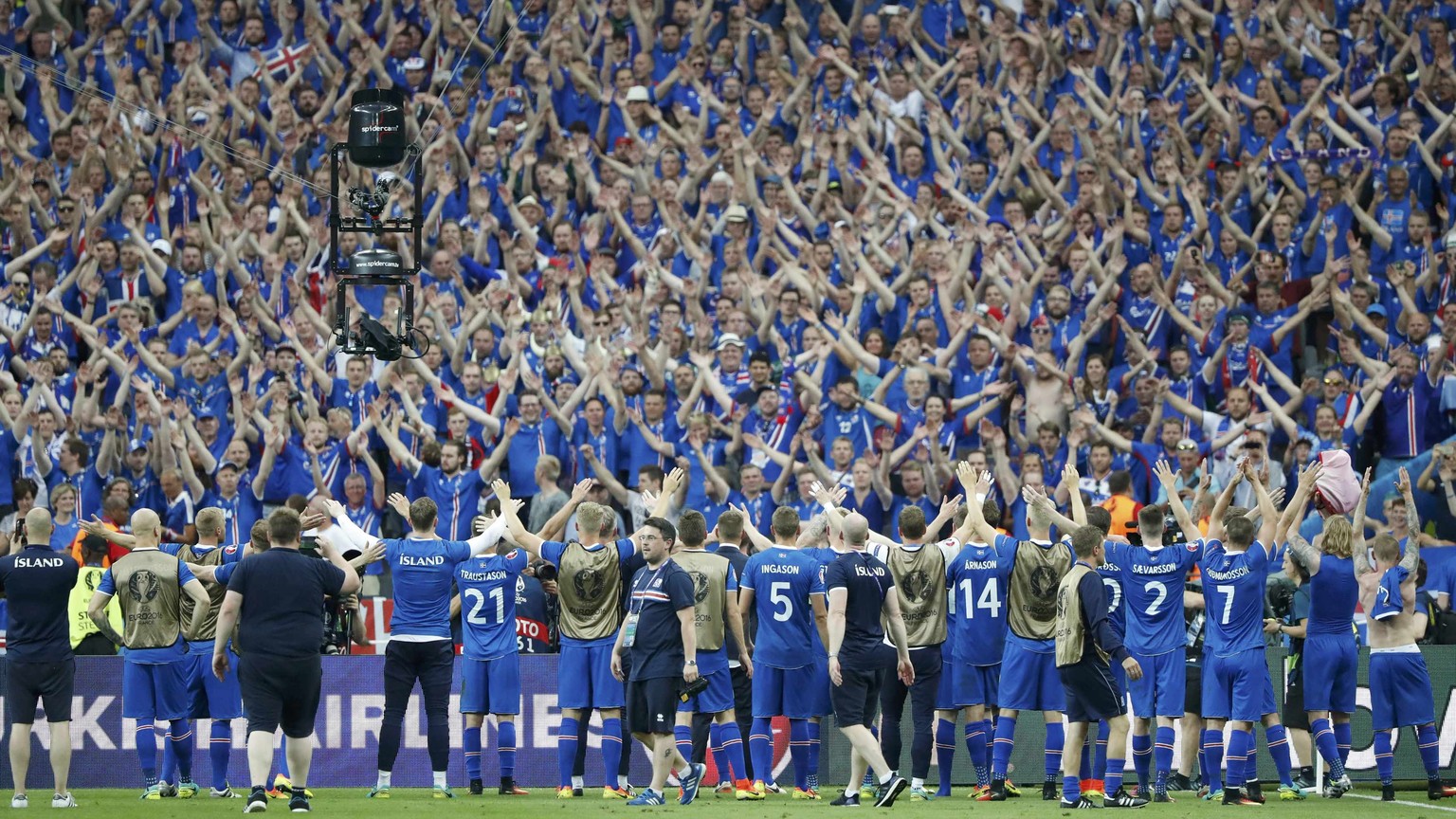 Islands Spieler feiern mit ihren Fans den Einzug in die EM-Achtelfinals.